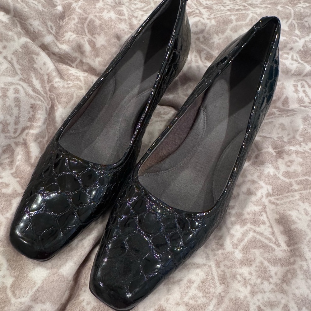 Aerosoles black patent croco embossed heels